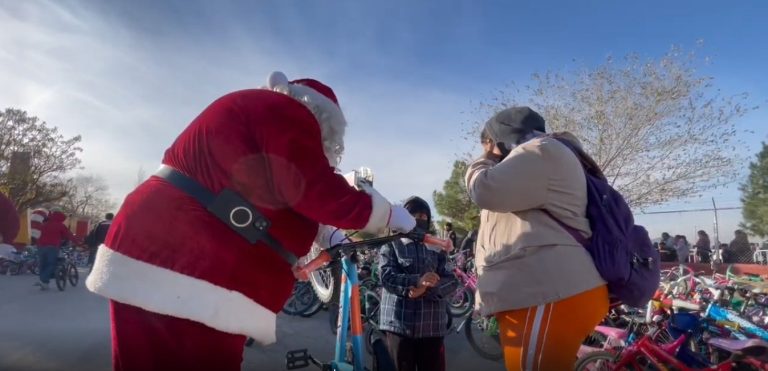 El Santa Bombero trae alegría a Ciudad Juárez con la entrega de juguetes esta Navidad