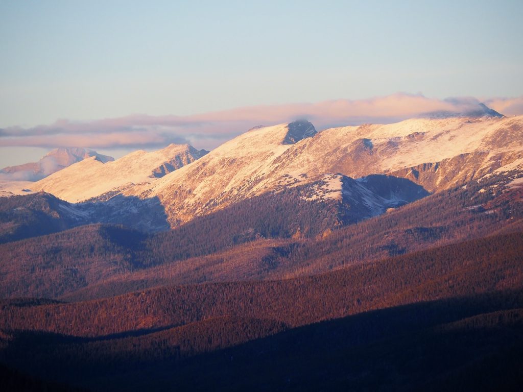 Estaciones de esquí en Colorado luchan con menos de 70 pulgadas de nieve en la temporada 2025-26