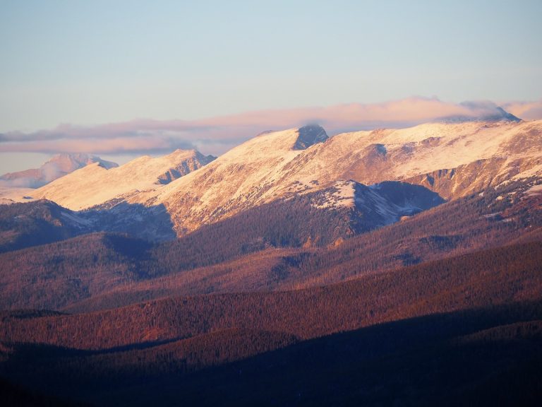 Estaciones de esquí en Colorado luchan con menos de 70 pulgadas de nieve en la temporada 2025-26