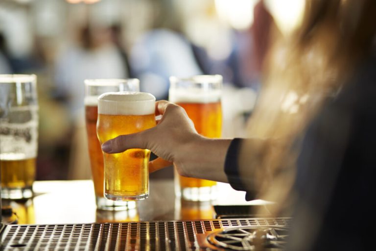 Arvada Inaugura su Zona de Consumo Común: ¡Únete al Brindis en Olde Town!