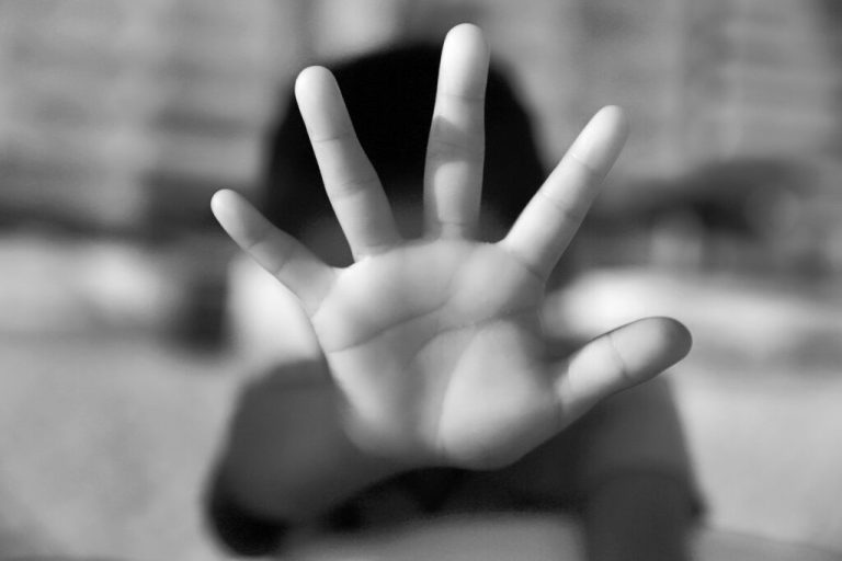 Aumento alarmante de violencia doméstica en Colorado: 72 muertes y 8 niños víctimas en 2024