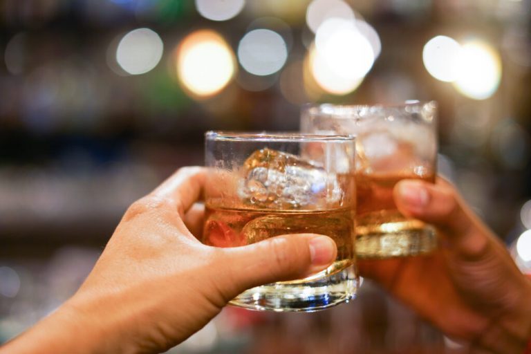Explora la Nueva Zona de Bebidas en Olde Town Arvada