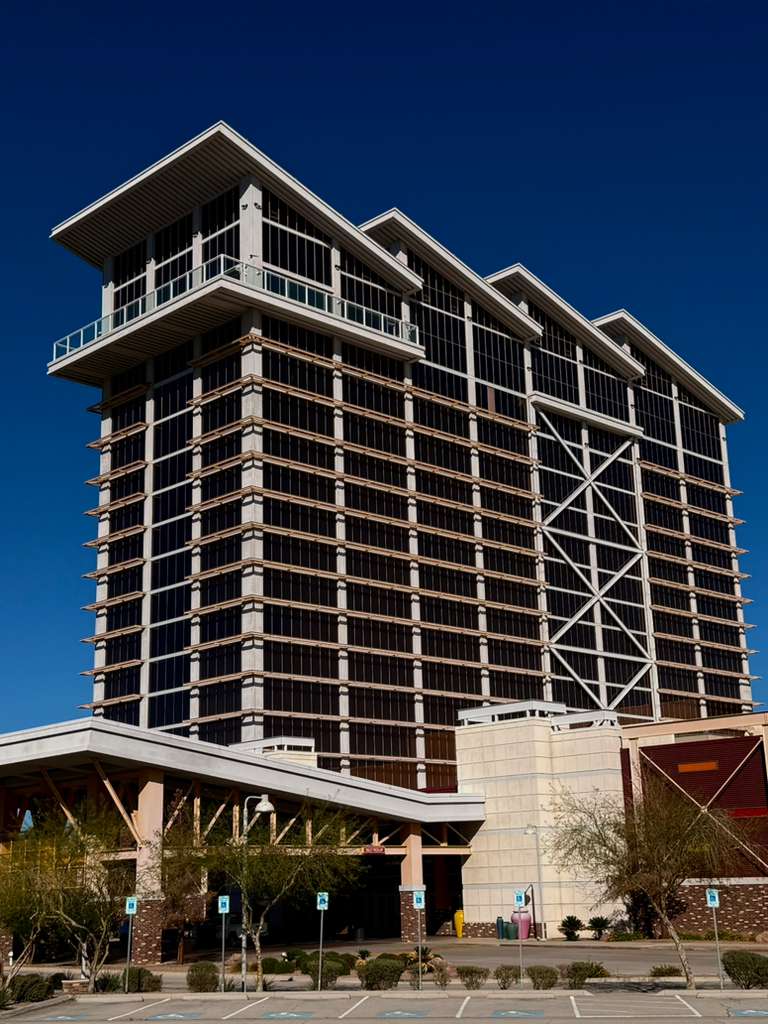 Demolición del Eastside Cannery: Fin de una Era en Boulder Strip