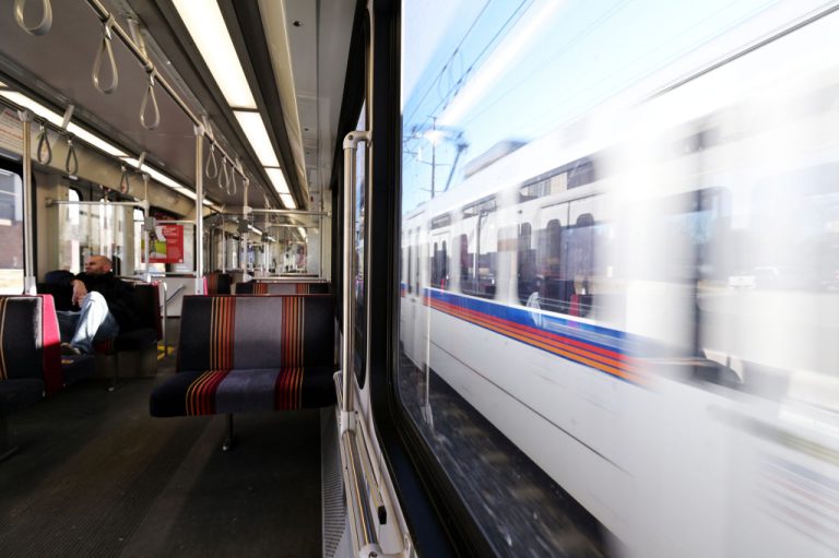 La Persistente Caída de Usuarios en el Sistema de Transporte RTD de Denver: Impactos y Retos