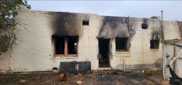 Incendio en Las Cruces: Bomberos Controlan Fuego en Casa Abandonada