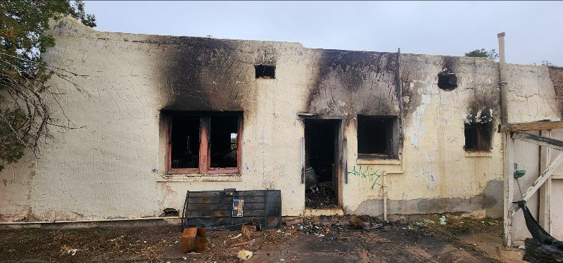 Incendio en Las Cruces: Bomberos Controlan Fuego en Casa Abandonada
