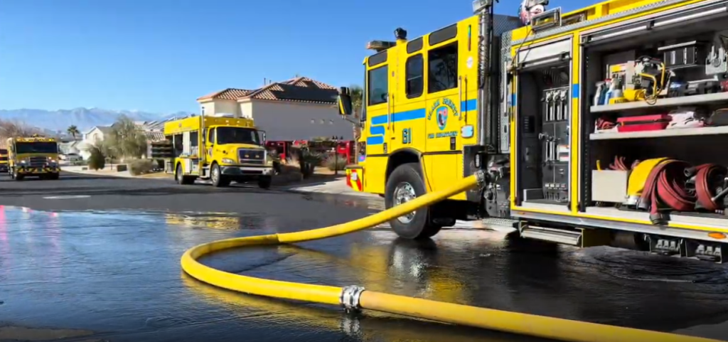Tragedia en Las Vegas: Un fallecido y tres bomberos heridos en incendio estructural