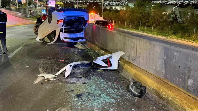 Accidente en Monterrey: Joven de 17 años Volcó su Auto en Avenida Leones | VIDEO