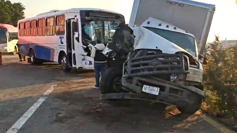 Choque Múltiple en la Carretera Guadalajara-Colima Deja 18 Lesionados, Incluyendo a una Mujer Embarazada