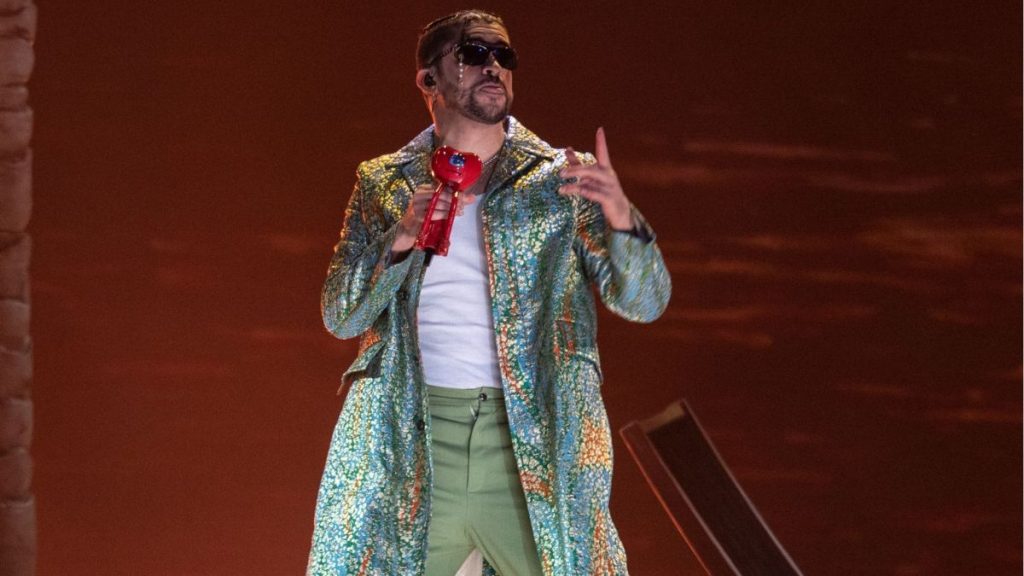 Bad Bunny enfrentaría multa por tocar pieza arqueológica en el Museo de Antropología
