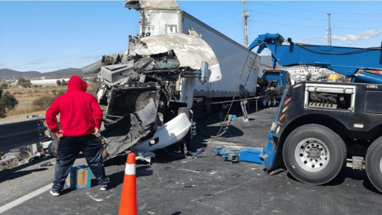 Tráiler Volcado en Carretera Querétaro-San Luis Potosí Desata Rapiña de Productos de Limpieza