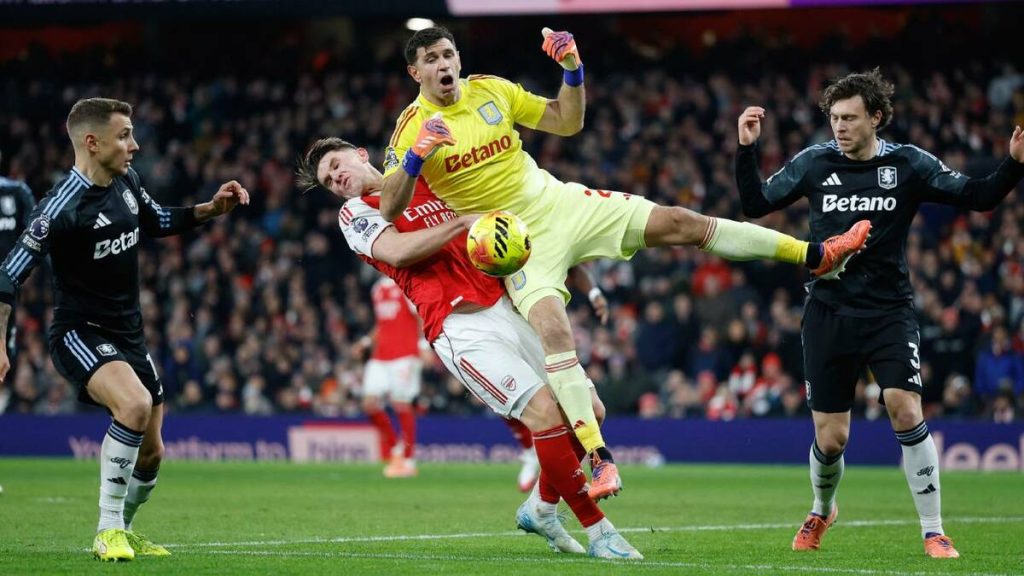 Impactante error de Dibu Martínez con Aston Villa en la goleada del Arsenal | VIDEO