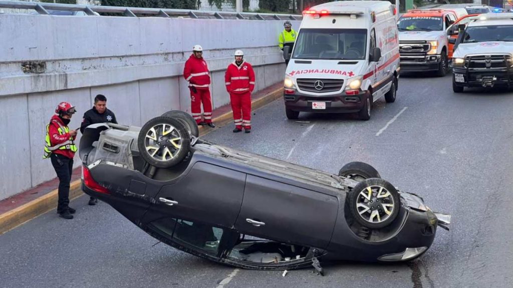 Accidente de Volcadura Complica Vialidad en Garza Sada y Lázaro Cárdenas en Monterrey