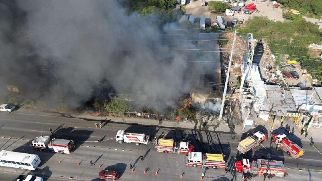 Incendio en Monterrey: Fuerte movilización de emergencia ante almacén en llamas
