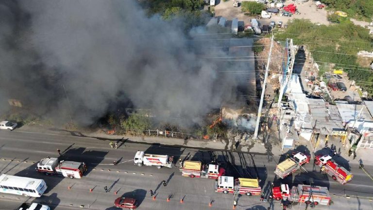 Incendio en Monterrey: Fuerte movilización de emergencia ante almacén en llamas