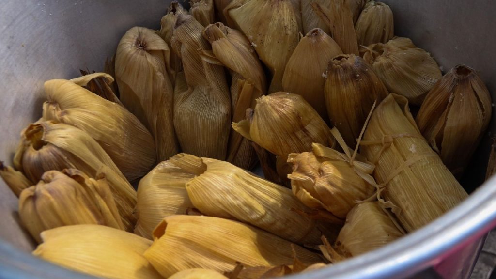 Familia de Saltillo lucha con la alta demanda en la venta de tamales
