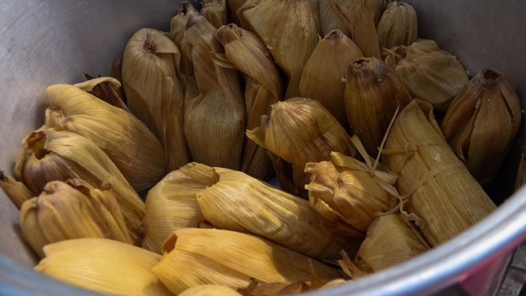 Familia de Saltillo lucha con la alta demanda en la venta de tamales