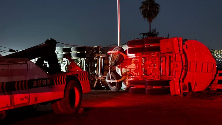 Accidente de Pipa Obliga a Precaución en la Carretera Chapala, Cerca del Aeropuerto de Guadalajara
