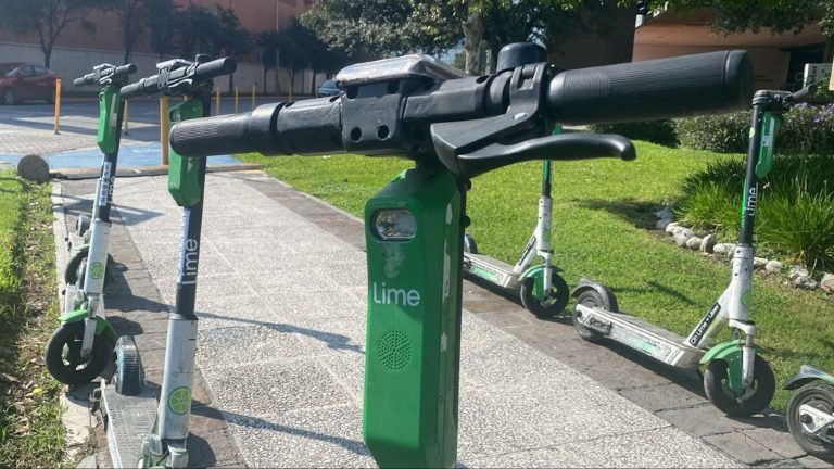 Scooters Eléctricos Revolucionan la Movilidad en la Zona Tec de Monterrey
