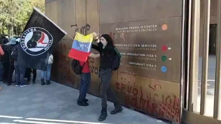 Protestas Estallan tras la Captura de Nicolás Maduro: Atacan la Embajada de Estados Unidos en México