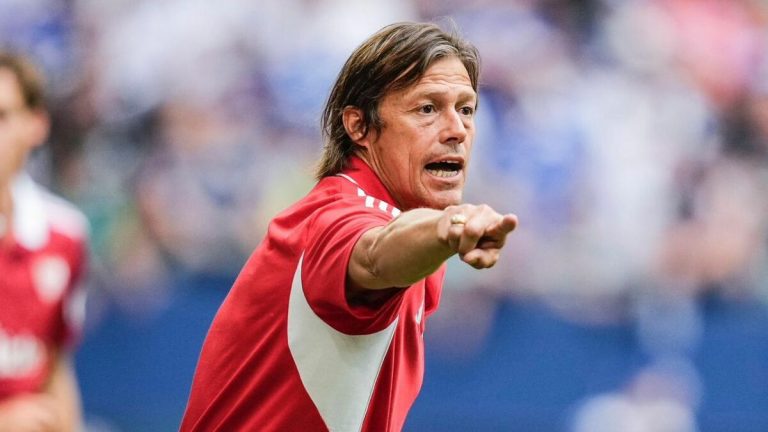 Matías Almeyda en Crisis: Sevilla Goleado y Aficionados Exigen Su Salida