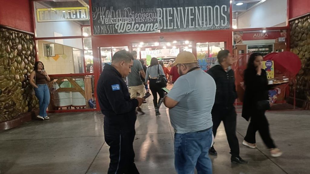 Torreón: Exempleado de supermercado se prende fuego tras sufrir crisis emocional