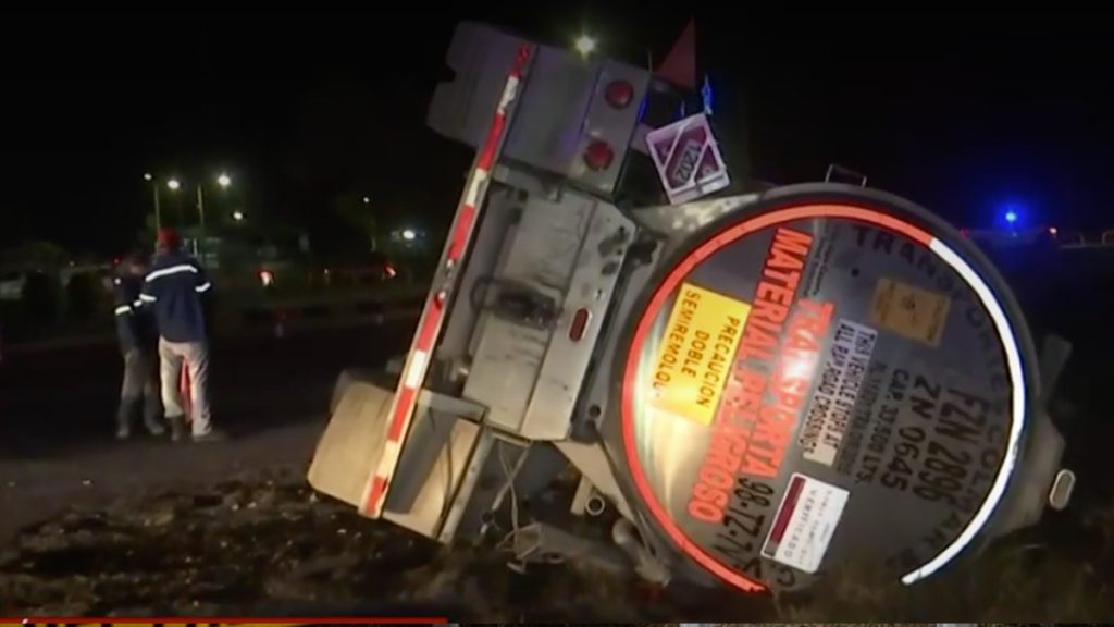 Impactante volcadura de pipa de diésel en Lerdo: Emergencias activadas para la limpieza de 33,000 litros