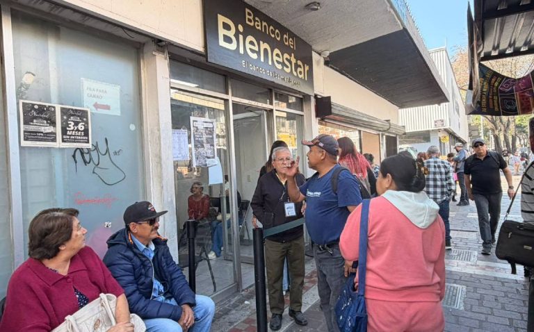 ¿Cómo cobrar tu Pensión del Bienestar? Estado actual de las filas en el banco de avenida Juárez en Guadalajara