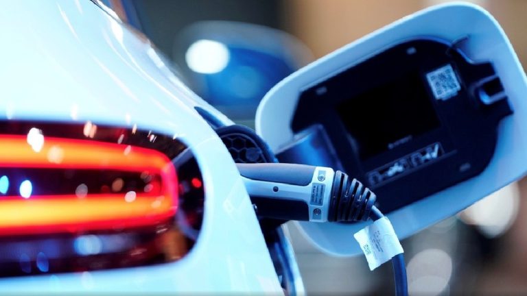 Tragedia en Aspen: Niño de 5 años arrollado por automóvil eléctrico que se habría encendido solo