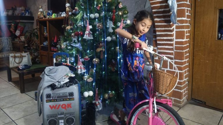 Día de Reyes en Puebla: Regina vive la magia de Stranger Things en su celebración