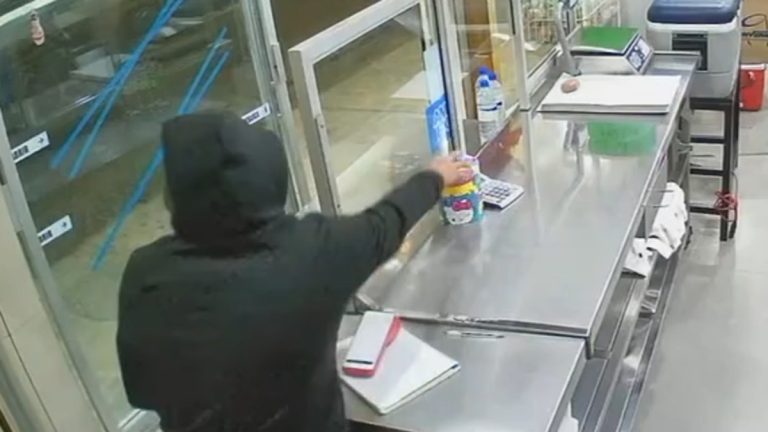 Asalto en Tortillería de Monterrey: Hombre Se Lleva Bote de Propinas | VIDEO