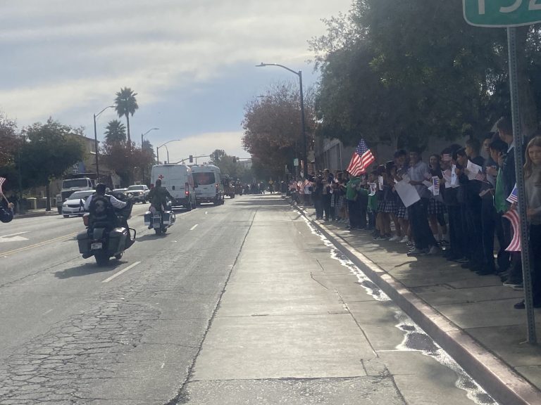Watsonville honra a sus veteranos en emotiva marcha del Día de los Veteranos