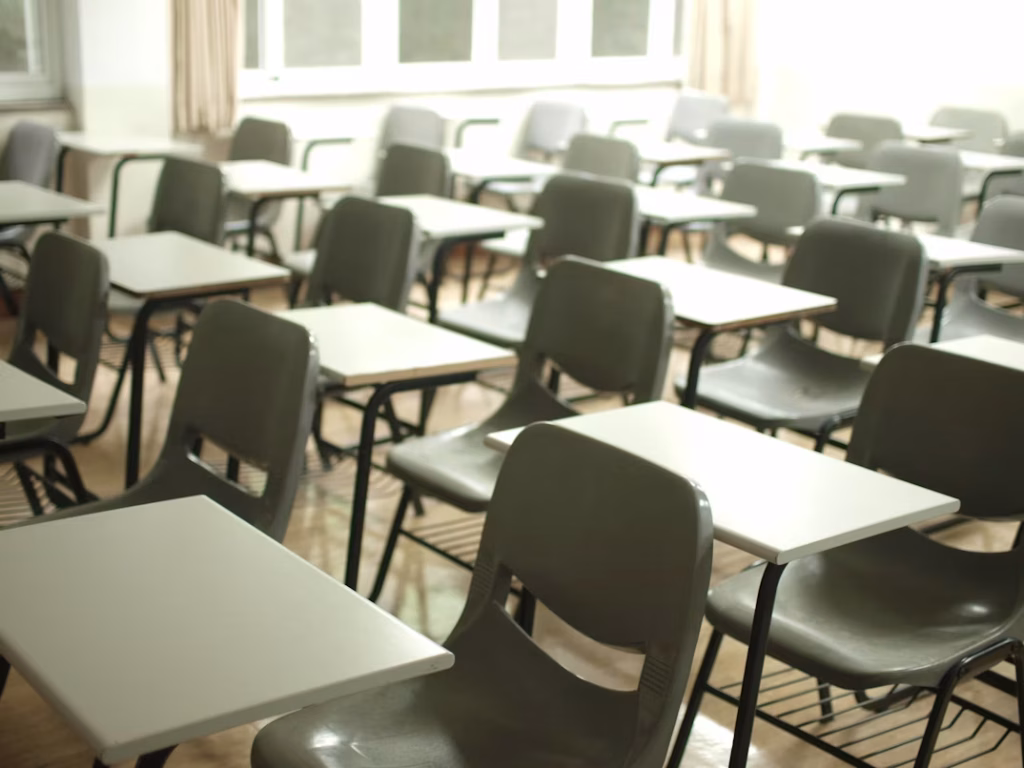 Kansas avanza hacia la prohibición de celulares en aulas K-12 para mejorar la educación