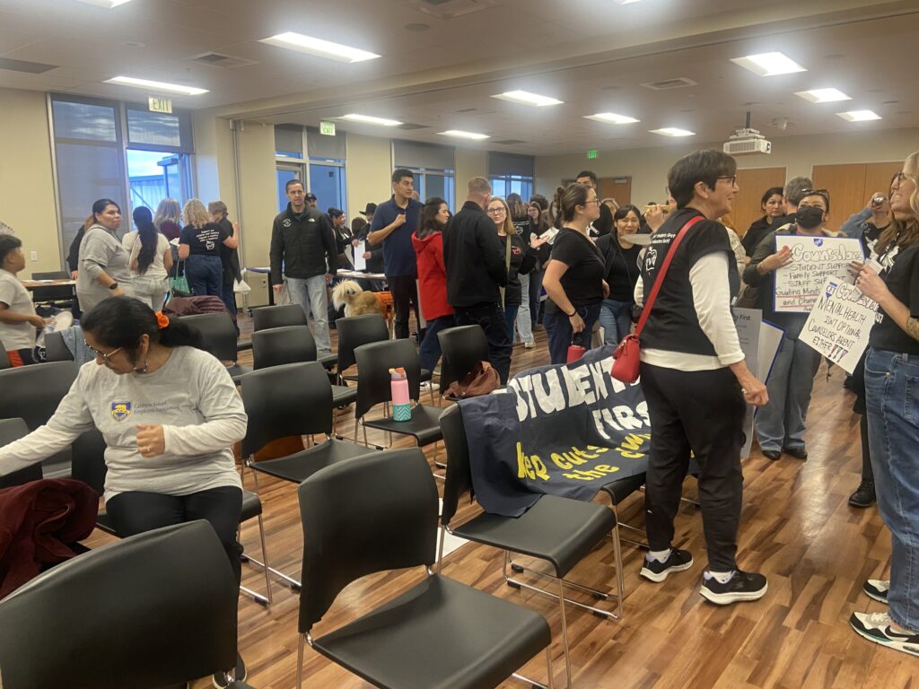 Empleados del Distrito Escolar Valle de Pájaro Exigen Restitución de Puestos Ante Recortes en Salinas