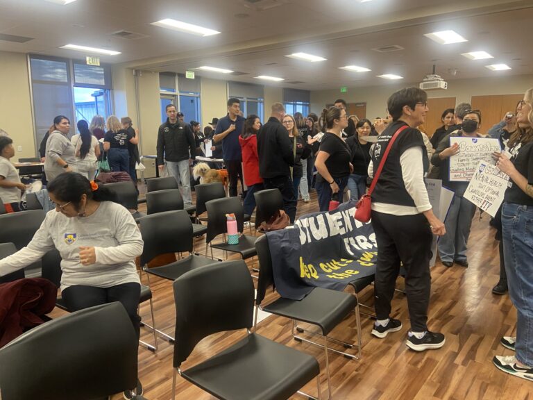 Empleados del Distrito Escolar Valle de Pájaro Exigen Restitución de Puestos Ante Recortes en Salinas