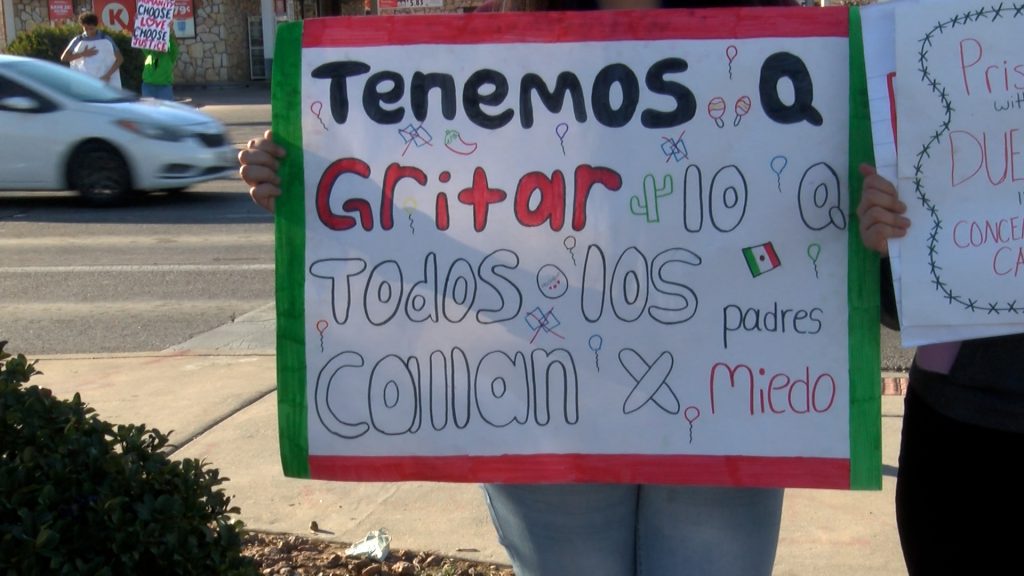 Manifestación de Estudiantes de la Preparatoria Irvin a Favor de los Migrantes
