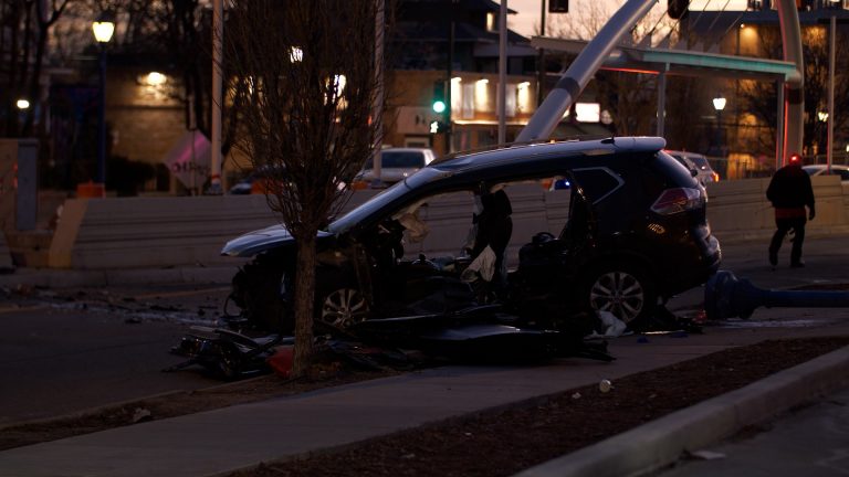 Accidente en East Colfax Deja a Conductor Gravemente Herido y Cierres Viales