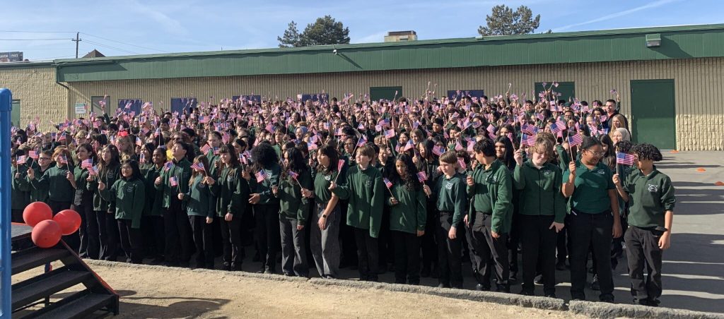 Récord Guinness: 480 Estudiantes de Coral Academy Recitan la Constitución de EE. UU.
