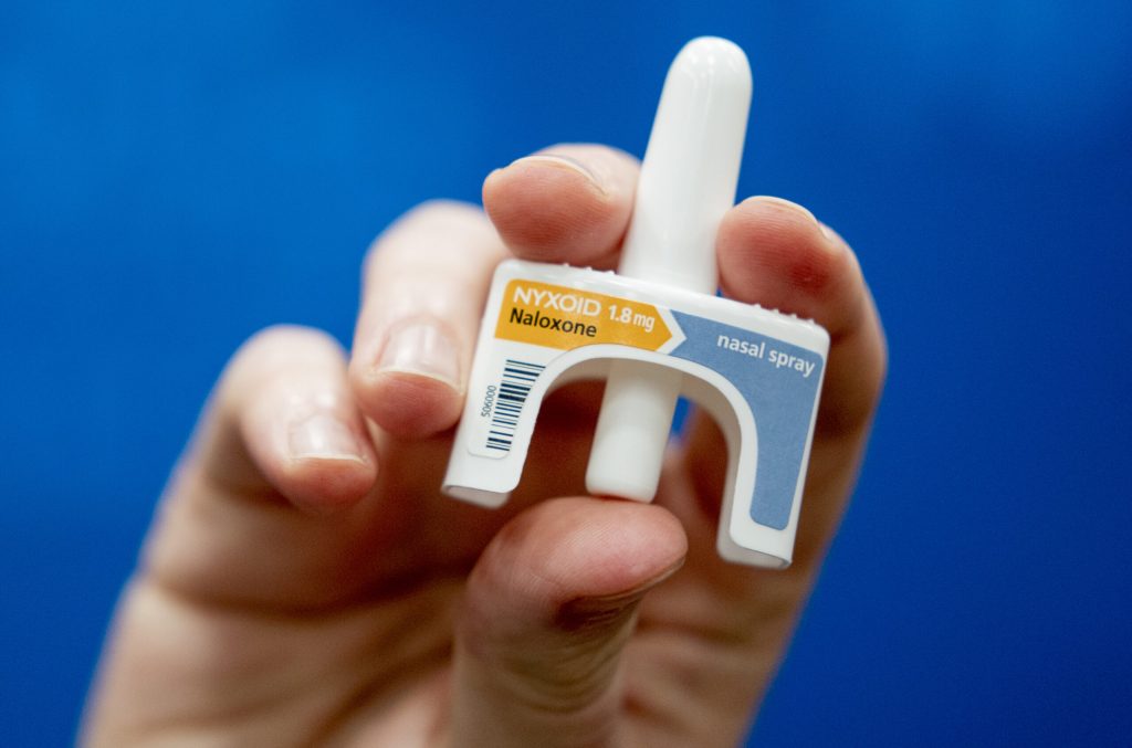Escuelas de Kansas Deben Almacenar Naloxona y Educar sobre Prevención del Fentanilo