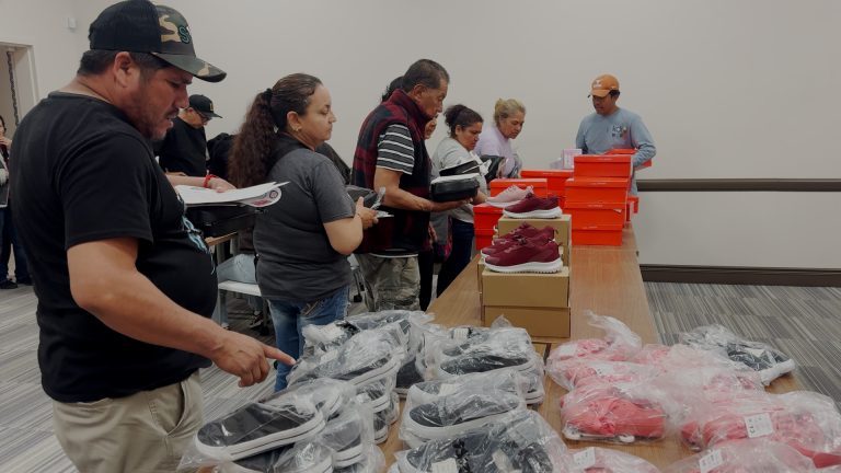 Trabajadores agrícolas reciben apoyo y orientación sobre derechos laborales en feria comunitaria