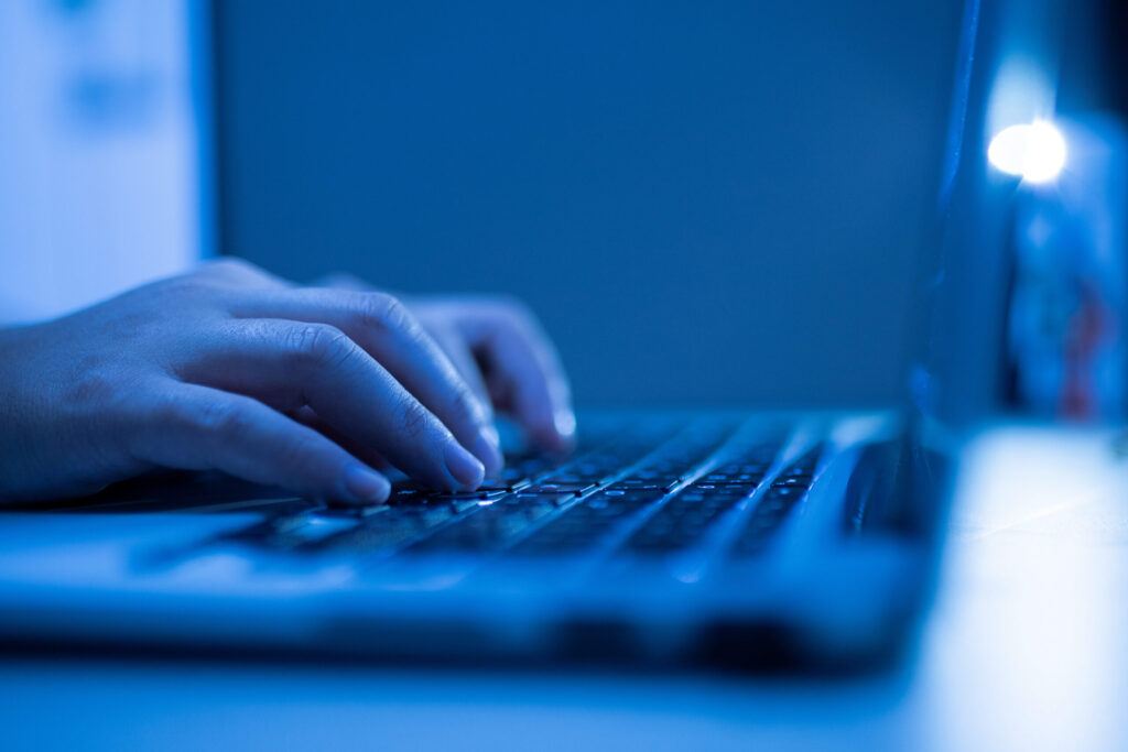 FBI Emite Alerta sobre Redes Violentas en Línea que Afectan a Menores en Nueva Inglaterra