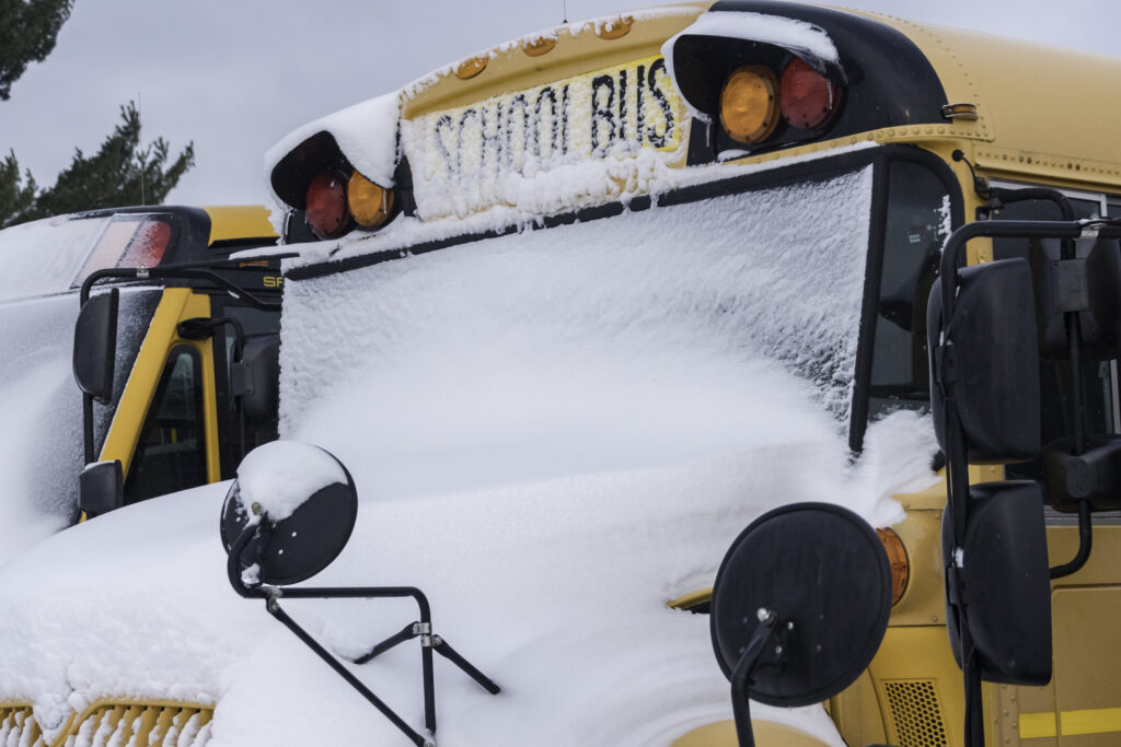 Escuelas Cerradas en Massachusetts: Impacto de la Tormenta Invernal Este Miércoles