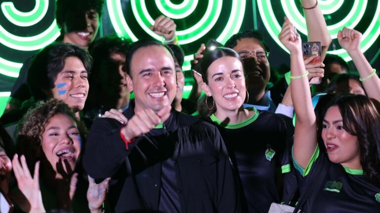 Manolo Súper Lanza Becas Universitarias y Créditos para Jóvenes Emprendedores