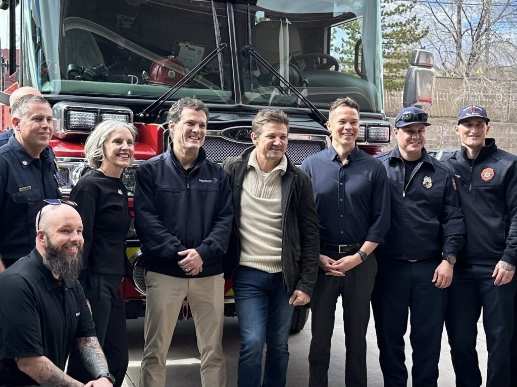 Jeremy Renner Honra a 45 Héroes Locales en su Visita a Truckee Meadows Fire & Rescue