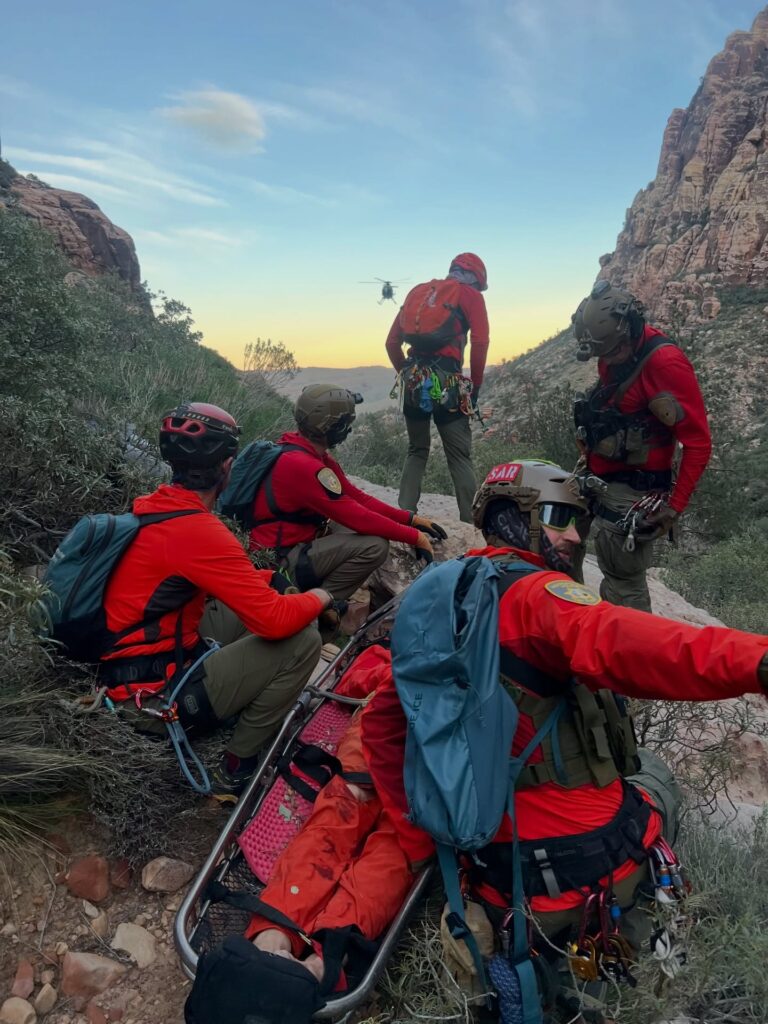 Rescate en Red Rock: Heroica operación de 7 horas para salvar a escalador herido