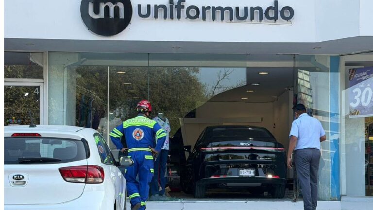 Accidente Vehicular en San Pedro Garza García: Mujer Mayor Estrella su Vehículo contra Tienda