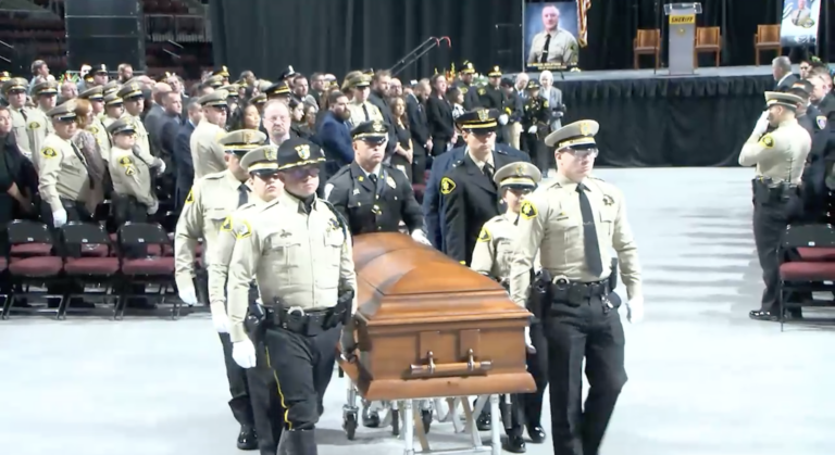 La comunidad rinde homenaje al sargento Michael Schlattman en su funeral inesperado
