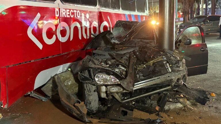 Conductora Sobrevive Milagrosamente Tras Chocar Contra Camión en Avenida Ruiz Cortines, Monterrey