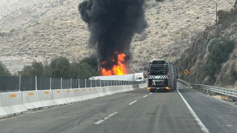 Accidente de Tráileres y Fuego Colapsan la Carretera 57 en Arteaga, Coahuila