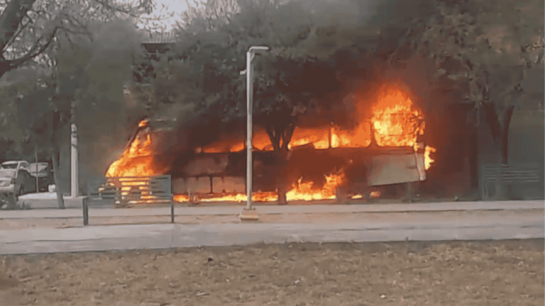 Incendio de Camión de Personal en Guadalupe: Falla Mecánica Sin Lesionados